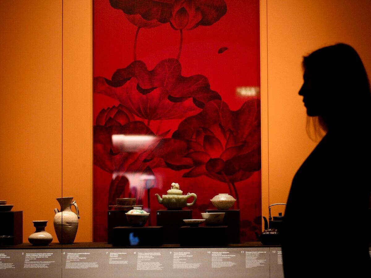    Посетительница на выставке "Изысканная трапеза. История еды в древнем Китае" в Музеях Московского Кремля | © РИА Новости / Владимир Астапкович
