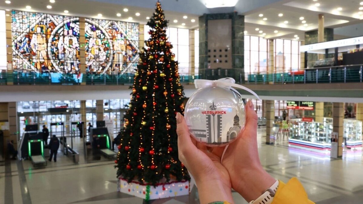    10-метровая новогодняя елка украсила железнодорожный вокзал в Челябинске   пресс-служба РЖД