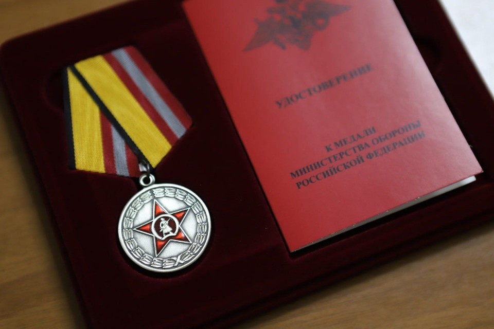    Семьям участников СВО из Иркутска вице-мэр вручил ордена Мужества. Фото: пресс-служба администрации Иркутска