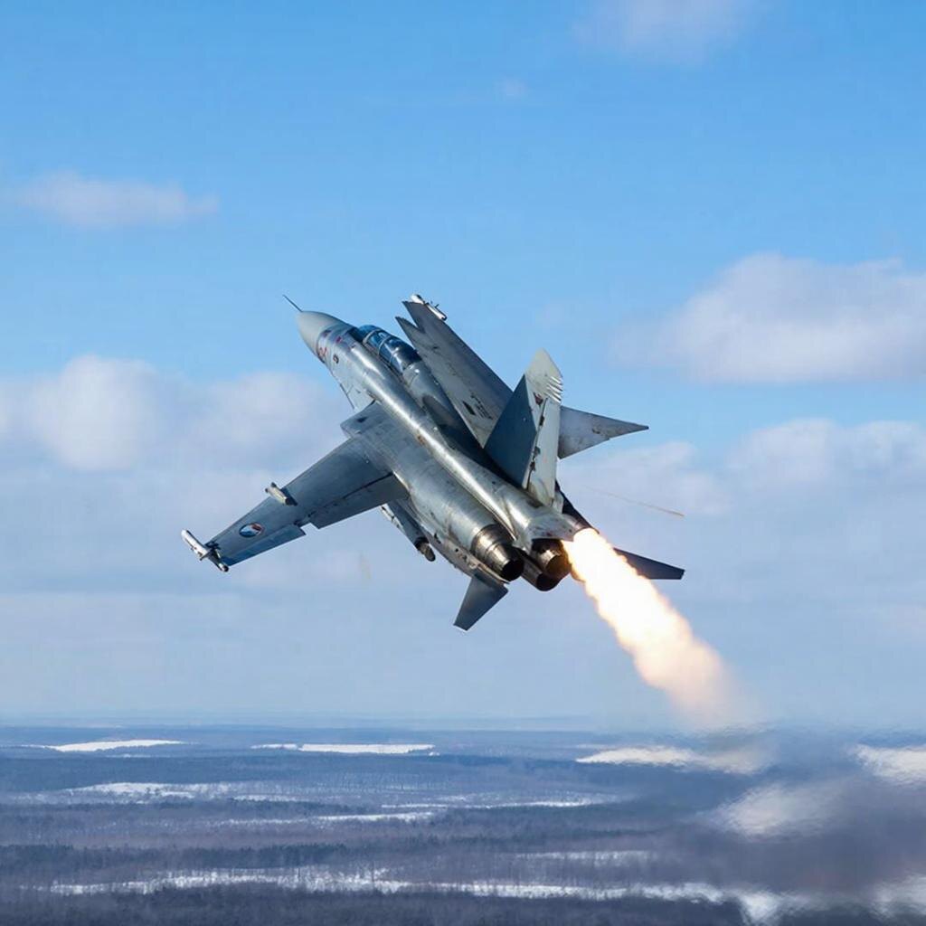 Картинка. Gigachat сбербанка. получилась такая картинка МиГ-25, запускающего ракету.😅