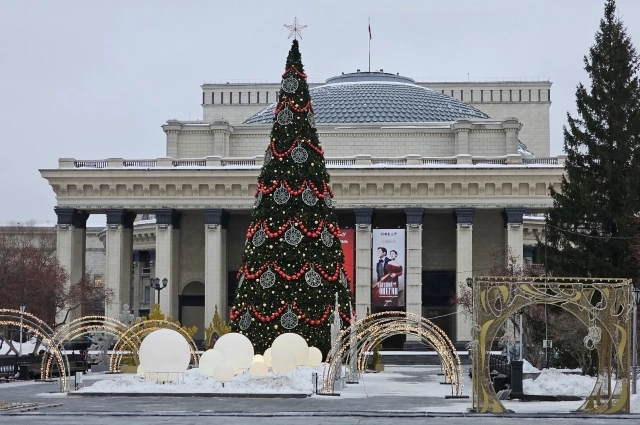 Ёлка перед театром в Новосибирске. Фото: АиФ-Новосибирск/ Юрий Бабичев