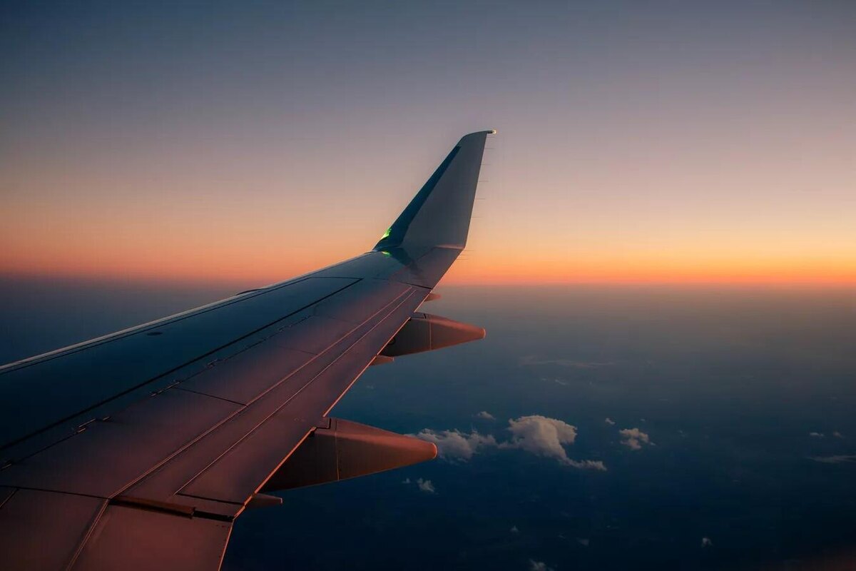CC BY-SA 2.0 / Paul Frederickson / Sunset Hitting Plane Wing