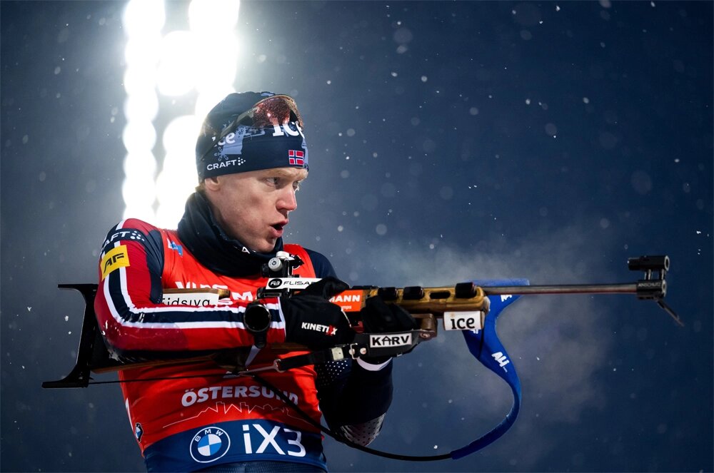    Сиверт Гутторм Баккен во время пристрелки перед мужской гонкой преследования на 12,5 км во время Кубка мира IBU 7 декабря 2025 г. в Стерсунде. Фото: www.globallookpress.com