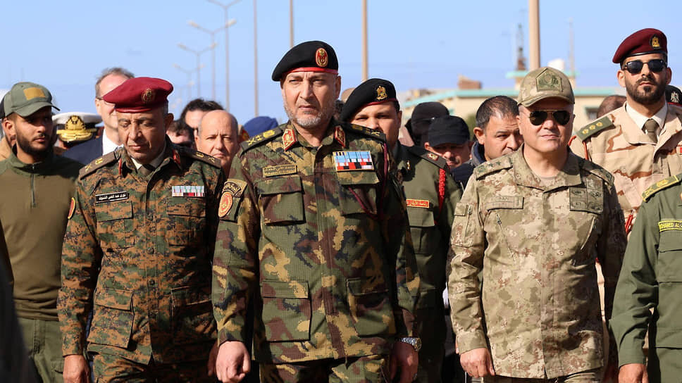 Начальник Генштаба Ливии генерал Мухаммед Али Ахмед Аль-Хаддад (в центре).📷Фото: General Staff of the Libyan Army / Reuters