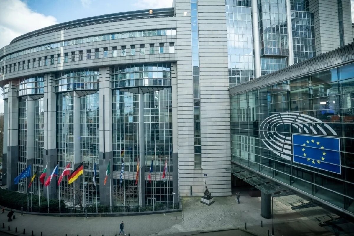    В Европарламенте действительно допускают возможность пересмотра основ конституционного строя ЕС.