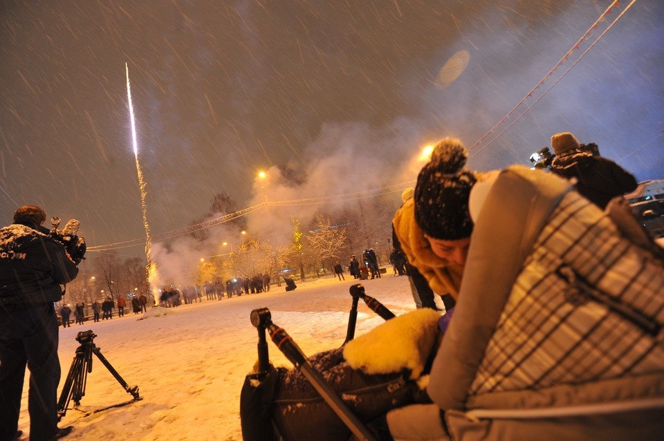    По традиции, все праздничные дни небо над городом озаряется тысячами залпов фейерверков Евгения ГУСЕВА