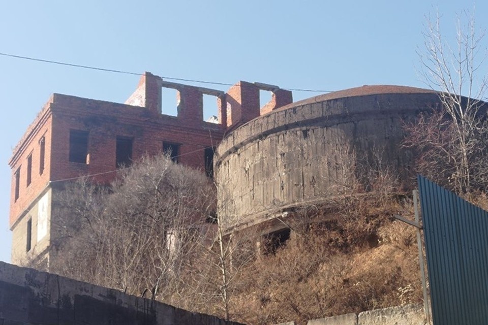    Девочка сорвалась с высоты и упала на бетонные плиты Александра ЯВИЩЕНКО