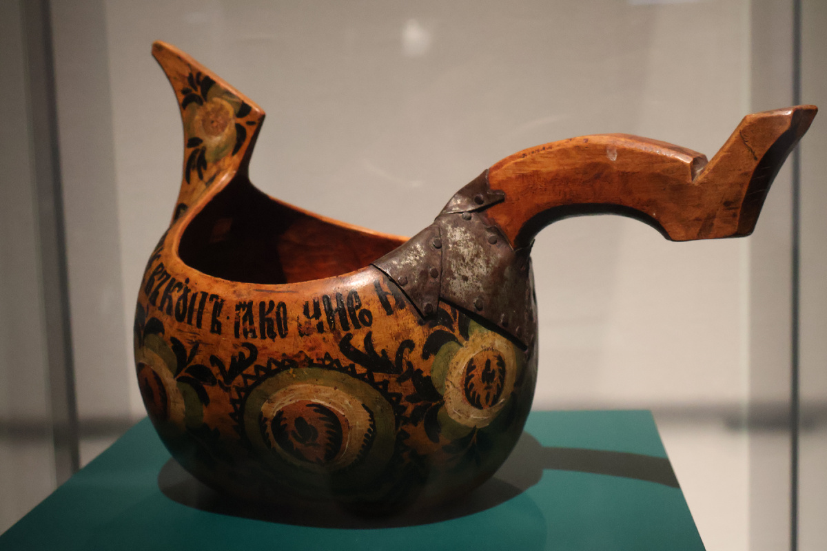 Держите для вдохновения ковш . Вологодская губерния, XIX век. Дерево, долбление, резьба, роспись. Запечатлела для вас во Всероссийском музее декоративного  искусства