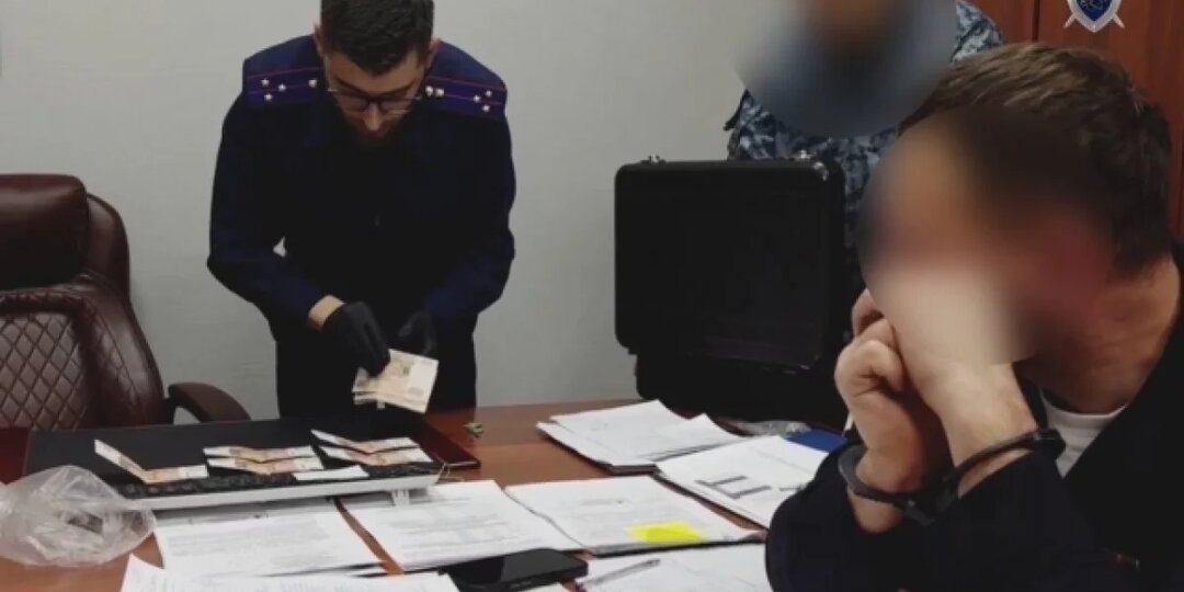 Замначальника отдела полиции поймали на взятке в 100 тысяч в Петербурге