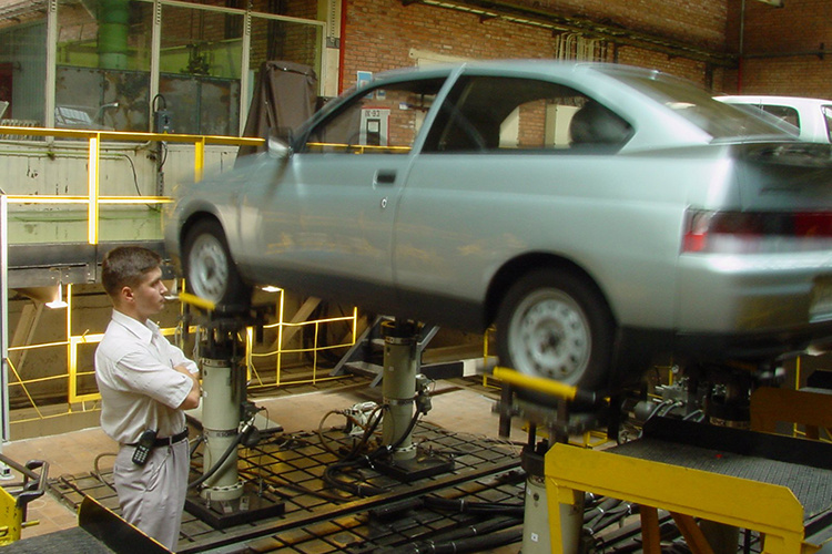 «Что такое рынок автомобилей LADA 20 лет назад? LADA продавали буквально в каждой подворотне: на автостоянках, рынках, под мостами, LADA была везде. Дилеры были как официальные, так и серые» Фото: © / Agniphoto / www.globallookpress.com