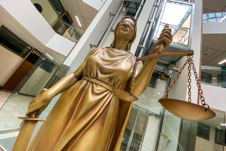    Учитывая наличие залоговых отношений, Фемида одобрила иск в части обращения взыскания на объекты недвижимости, указанные в договоре.   
Фото: «БИЗНЕС Online»