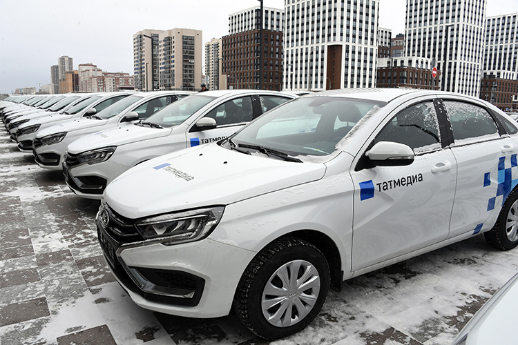    Повезло редакциям районных филиалов «Татмедиа» — Рустам Нургалиевич вручил им ключи от 49 новеньких автомобилей Lada, которые заранее были симметрично выстроены перед входом в гостиницу.   
Фото:  rais.tatarstan.ru