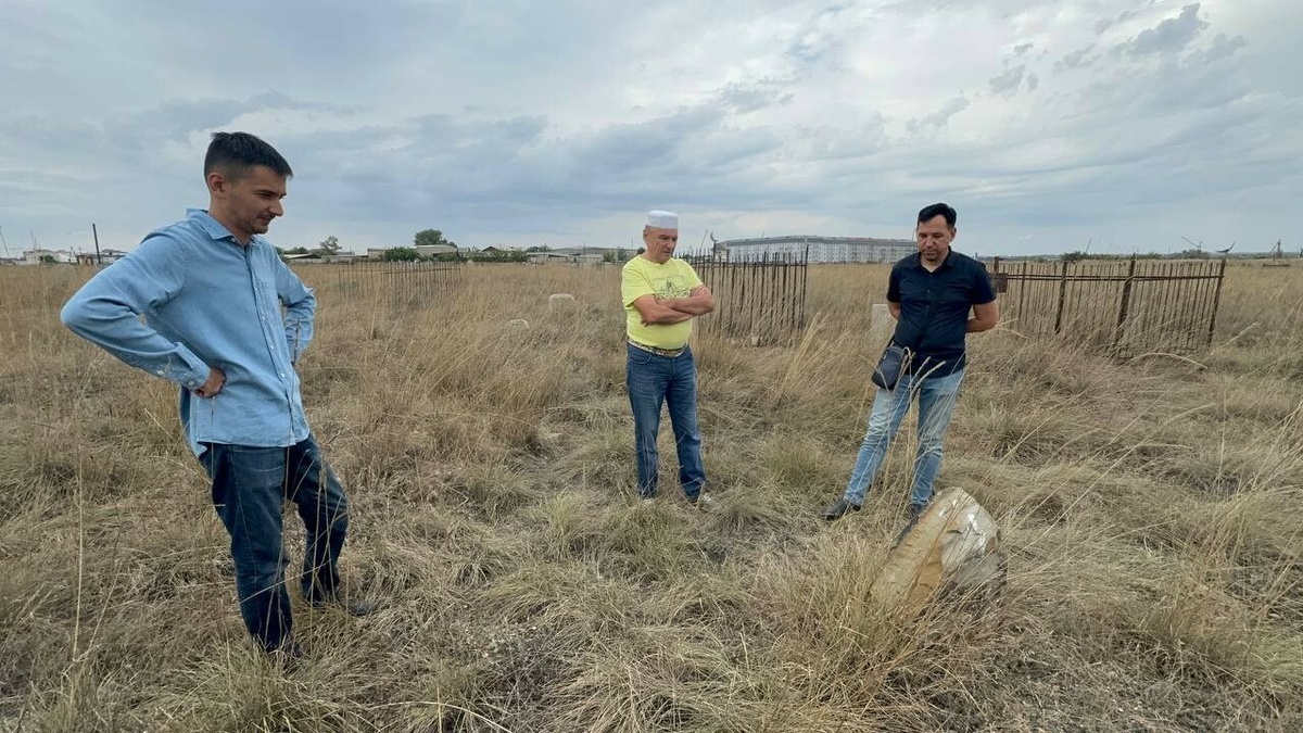 
Старое мусульманское кладбище в татарской части города Семей. 2024 год
На снимке: Мадияр Насыров, Габдулхак Ахунжанов, Рамиль Рахимбаев
Фото: © предоставлено Дилянур Рамилевной