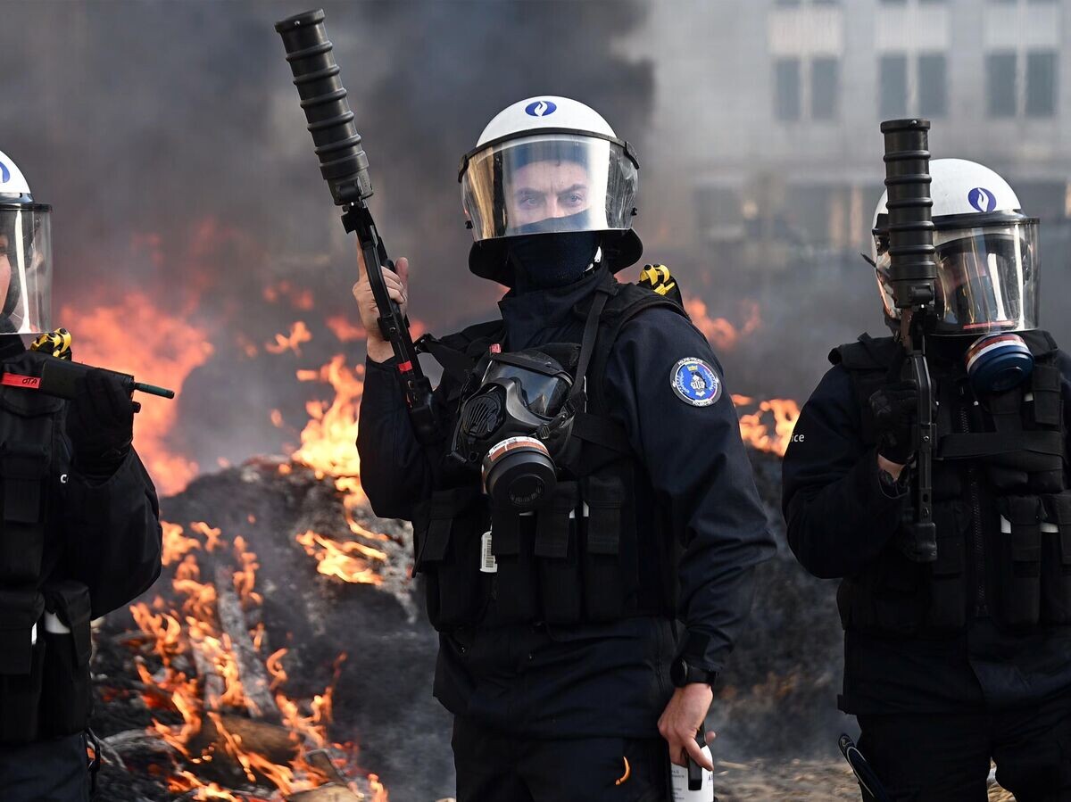    Полицейские во время беспорядков в Брюсселе во время проведения саммита ЕС | © Getty Images / Anadolu/Dursun Aydemir