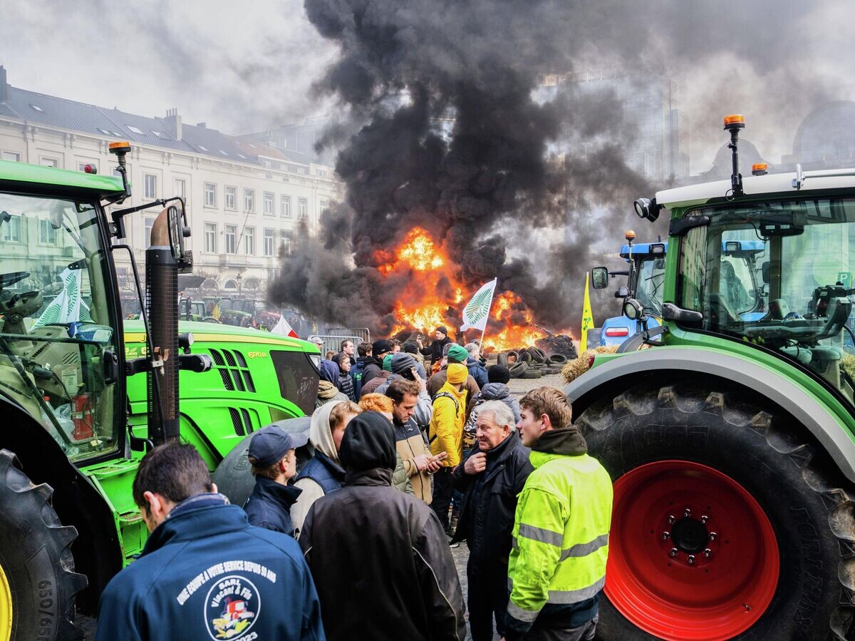    Акция протеста фермеров во время проведения саммита ЕС в Брюсселе | © AP Photo / Marius Burgelman