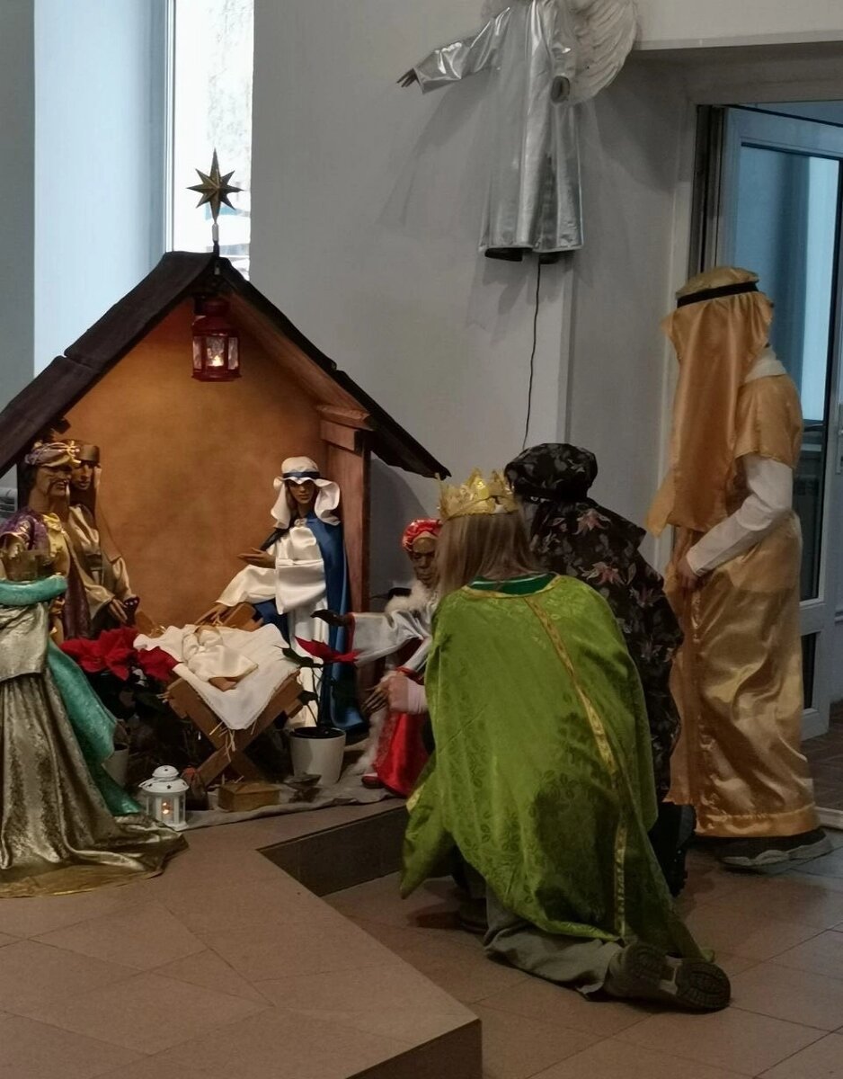    В католической традиции центральное место в убранстве помещений занимает не ёлка, а вертеп — композиция, изображающая сцену Рождества. Фото: Из личного архивa/ настоятель прихода Сретения Господня Римско-Католической церкви отец Вадим.