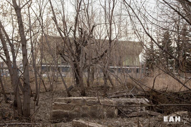    ЕАН. Здание за деревьями