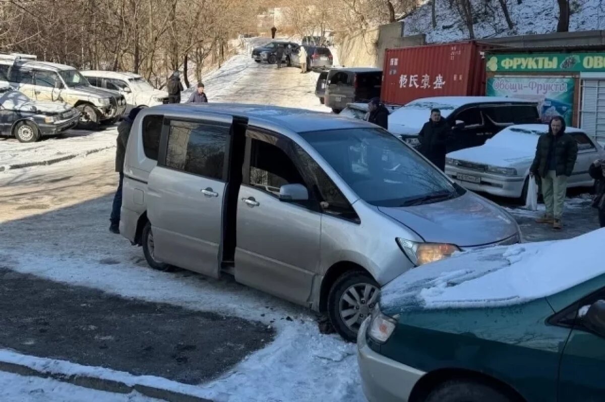    Из-за гололеда во дворах Владивостока произошло уже больше трех десятков аварий.