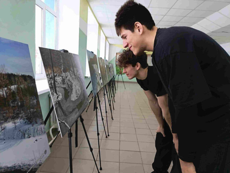    Выставка фотографий оренбургского учёного открылась в школе Мария Чалкина