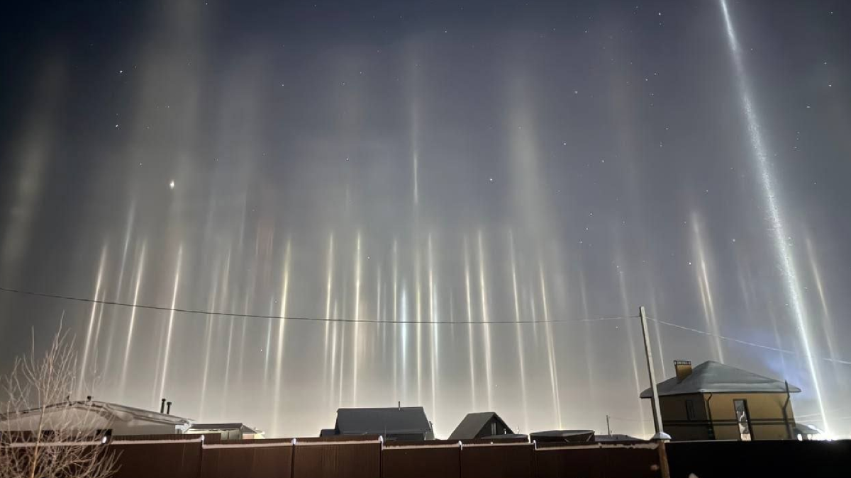 Световые столбы над селом Троица в Пермском крае