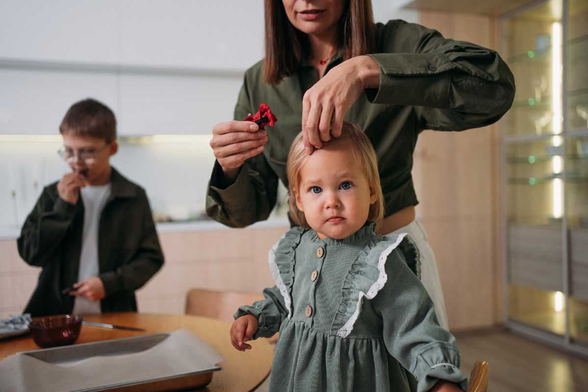 Бантики и резинки у нас есть на все случаи жизни, вот только дочь их снимала