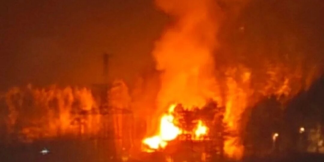 Под Петербургом в мощном пожаре сгорел двухэтажный деревянный дом