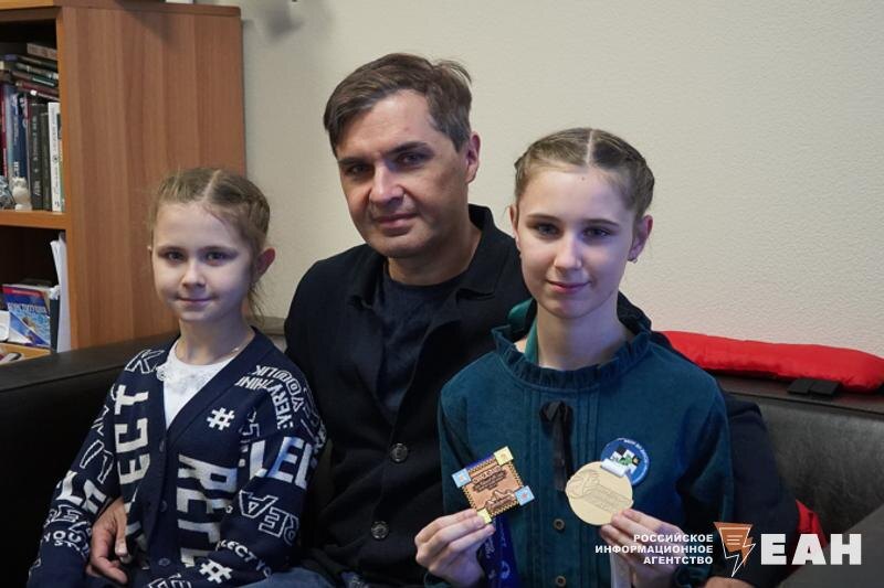    Милана с папой и сестрой