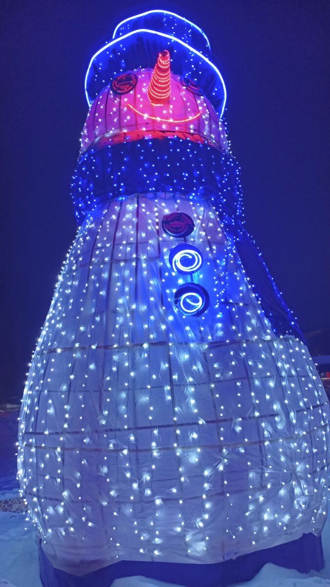 Мне очень нравится этот снеговик, он огромный и добрый) / здесь и далее - фото автора