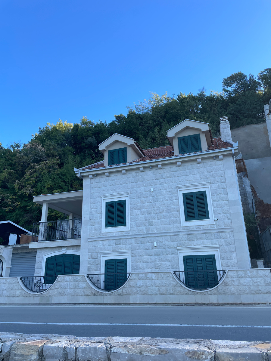 Котор, дом на берегу