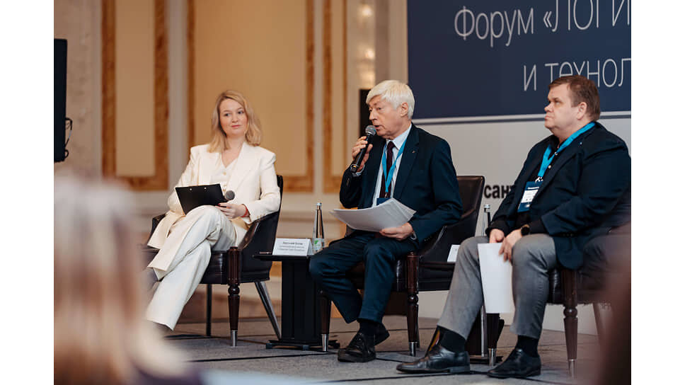 Мария Кузнецова, редактор, руководитель отдела спецпроектов «Коммерсантъ Северо-Запад»; Анатолий Котов, специальный представитель Губернатора Санкт-Петербурга по вопросам экономического развития; Алексей Гагаринов, генеральный директор C-Shipping.📷Фото: Дмитрий Многолет