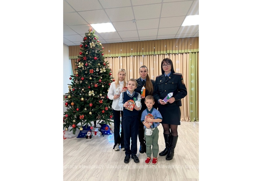     Сотрудники Копыльского РОВД присоединились к акции "Наши дети"