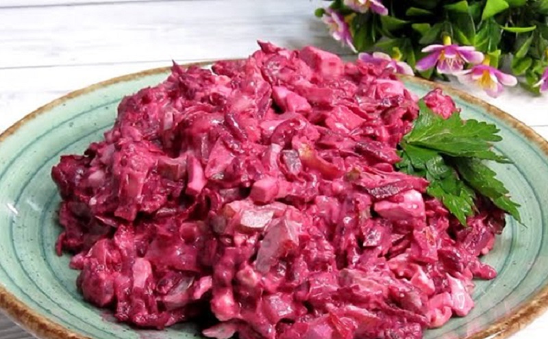 Минутный салат со свёклой и курицей, с особой заправкой — простой рецепт для яркого Нового года