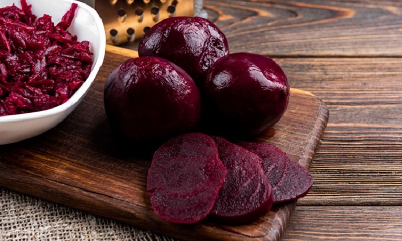 Минутный салат со свёклой и курицей, с особой заправкой — простой рецепт для яркого Нового года