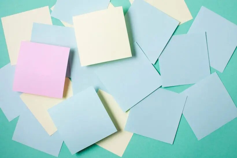  Имена можно по-старинке писать на бумажках, а можно - использовать специальные онлайн-генераторы   © Freepik