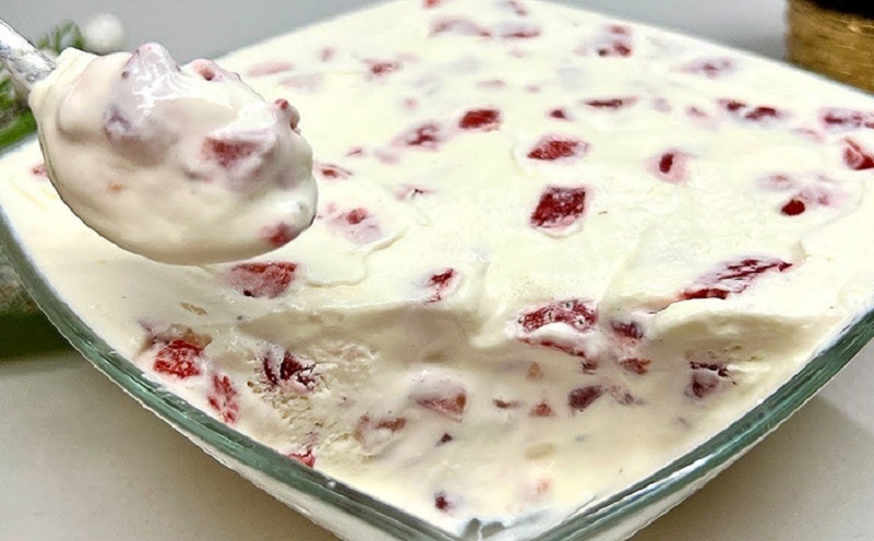 Новогодняя магия в каждой ложке: как приготовить домашний пломбир с ягодами всего за пару минут