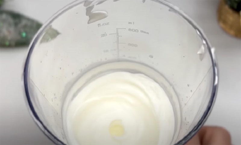 Новогодняя магия в каждой ложке: как приготовить домашний пломбир с ягодами всего за пару минут