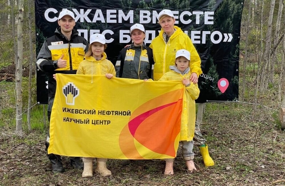    Сотрудники активно участвуют в различных экологических мероприятиях. Фото: Ижевский нефтяной научный центр