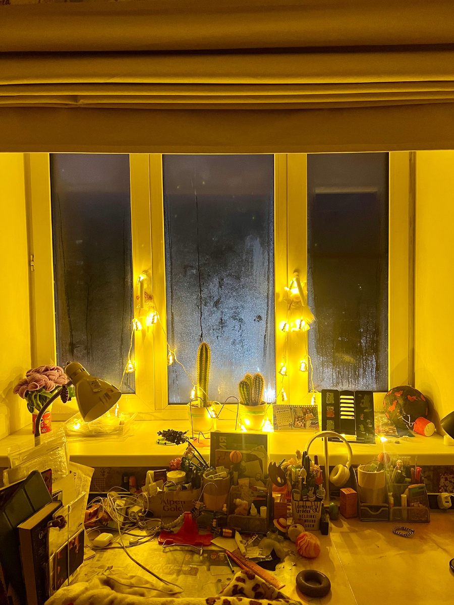 Рабочие места детей (слева - старшей, справа - младшей)