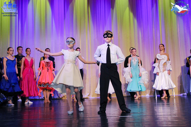 
Кадеты должны уметь всё: читать стихи, обращаться с оружием и танцевать