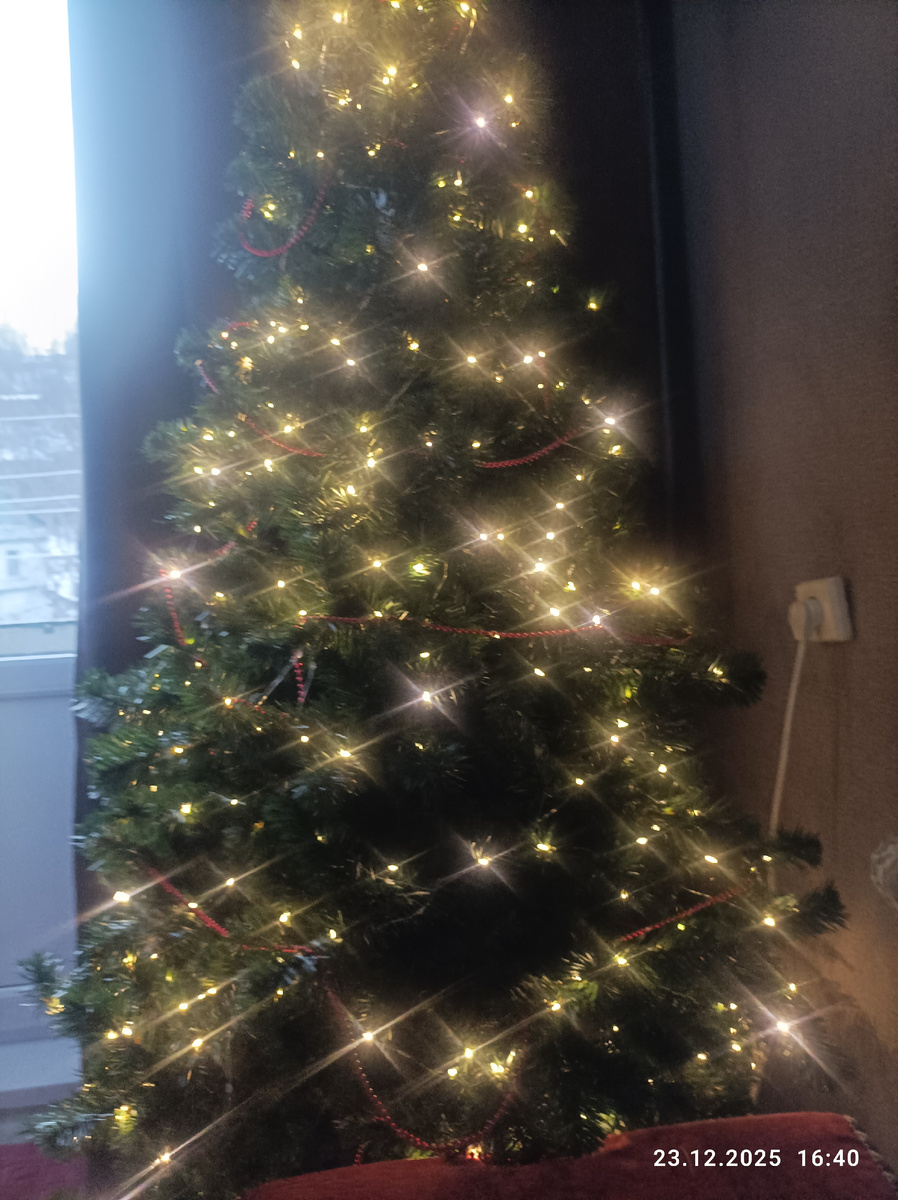 Елка еще не закончена! )) 