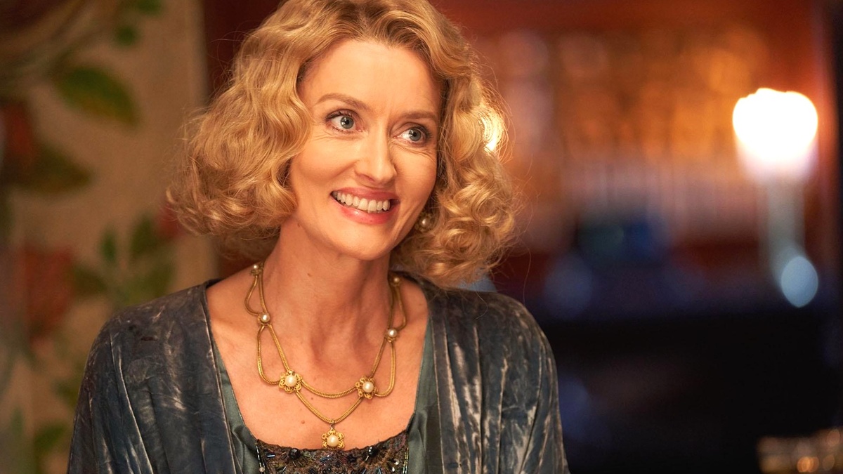 кадр из сериала "Отель Портофино"