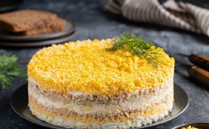 Мимоза в центре новогоднего застолья: ресторанная подача дома, или как салат превращается в торт