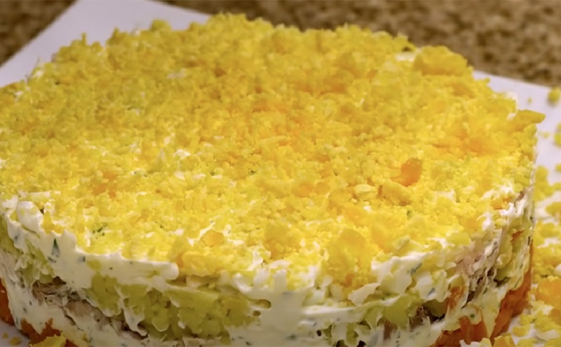 Мимоза в центре новогоднего застолья: ресторанная подача дома, или как салат превращается в торт