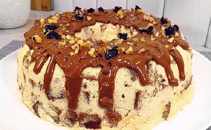 Нежный шоколадный торт с карамельным кремом и орехами — эффектный десерт без хлопот для праздничного стола