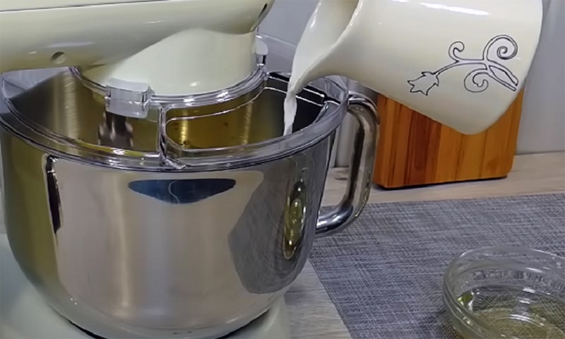 Нежный шоколадный торт с карамельным кремом и орехами — эффектный десерт без хлопот для праздничного стола