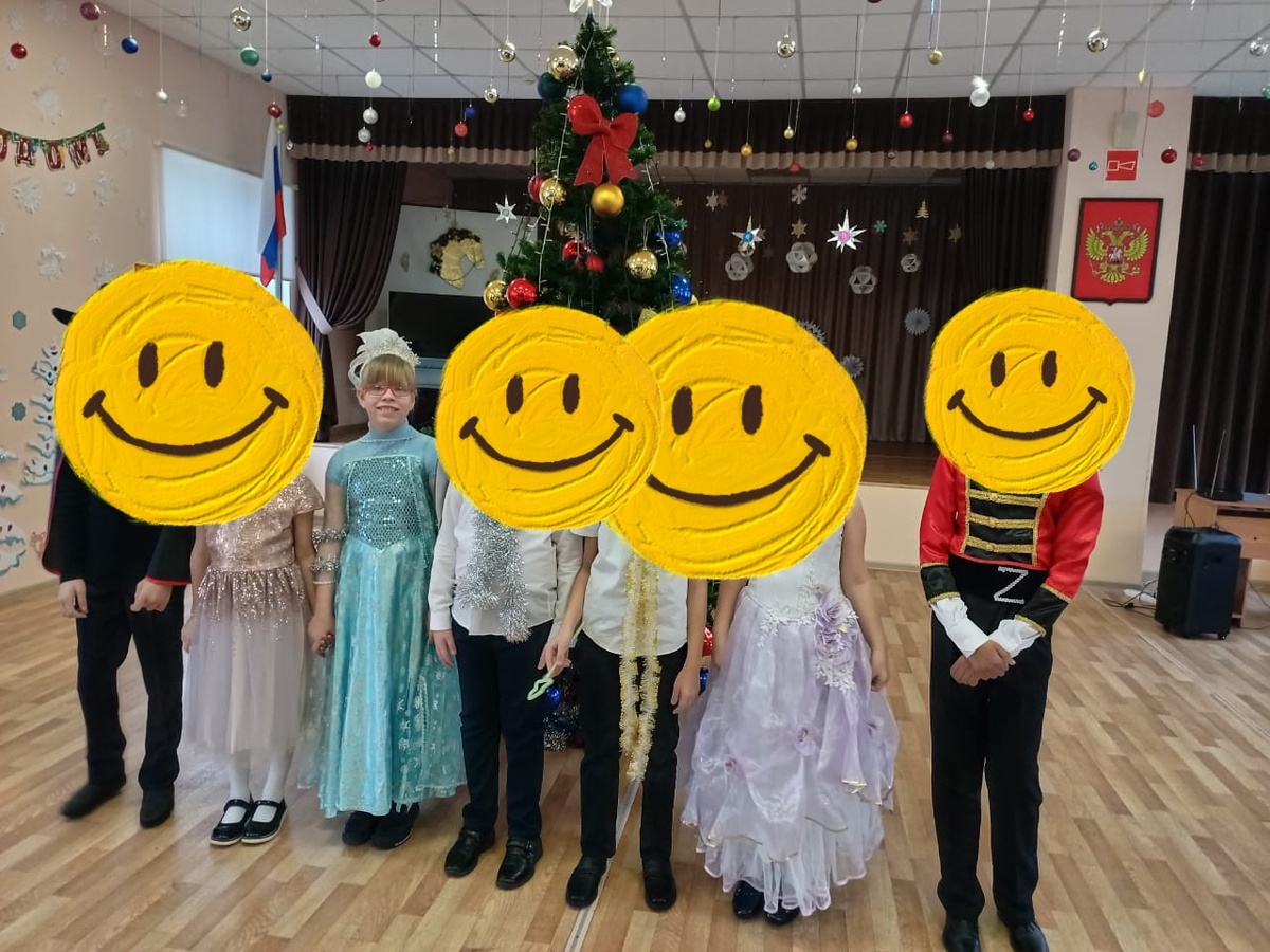 В актовом зале с одноклассниками.