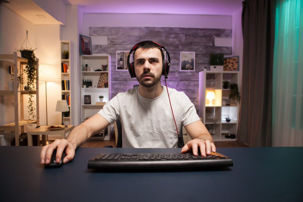 Парень играет на ПК