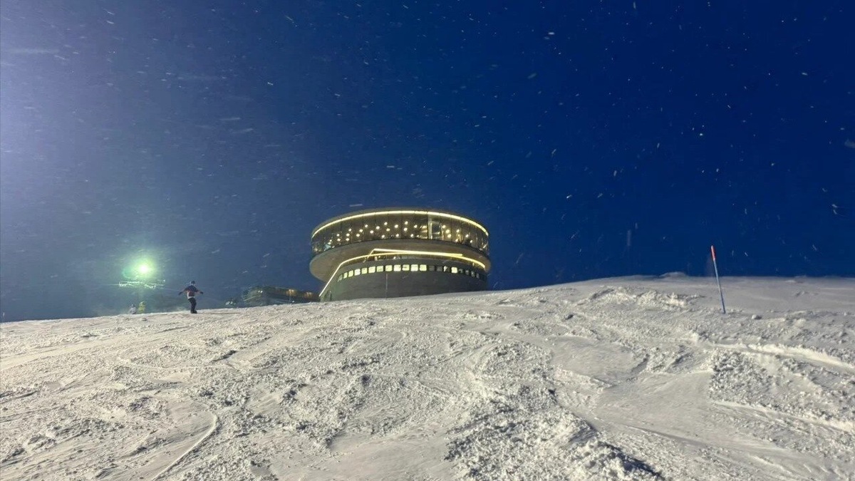 Высота ресторана над уровнем моря — 820 м, в хорошую погоду огни «Плато» видны из Кировска. Фото: Александр Т. / Яндекс Карты