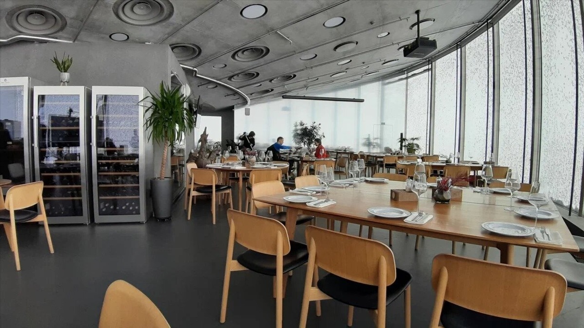 Столы расставлены на таком расстоянии друг от друга, чтобы было удобно ходить по ресторану в горнолыжных костюмах и комбинезонах. Фото: Selene / Яндекс Карты