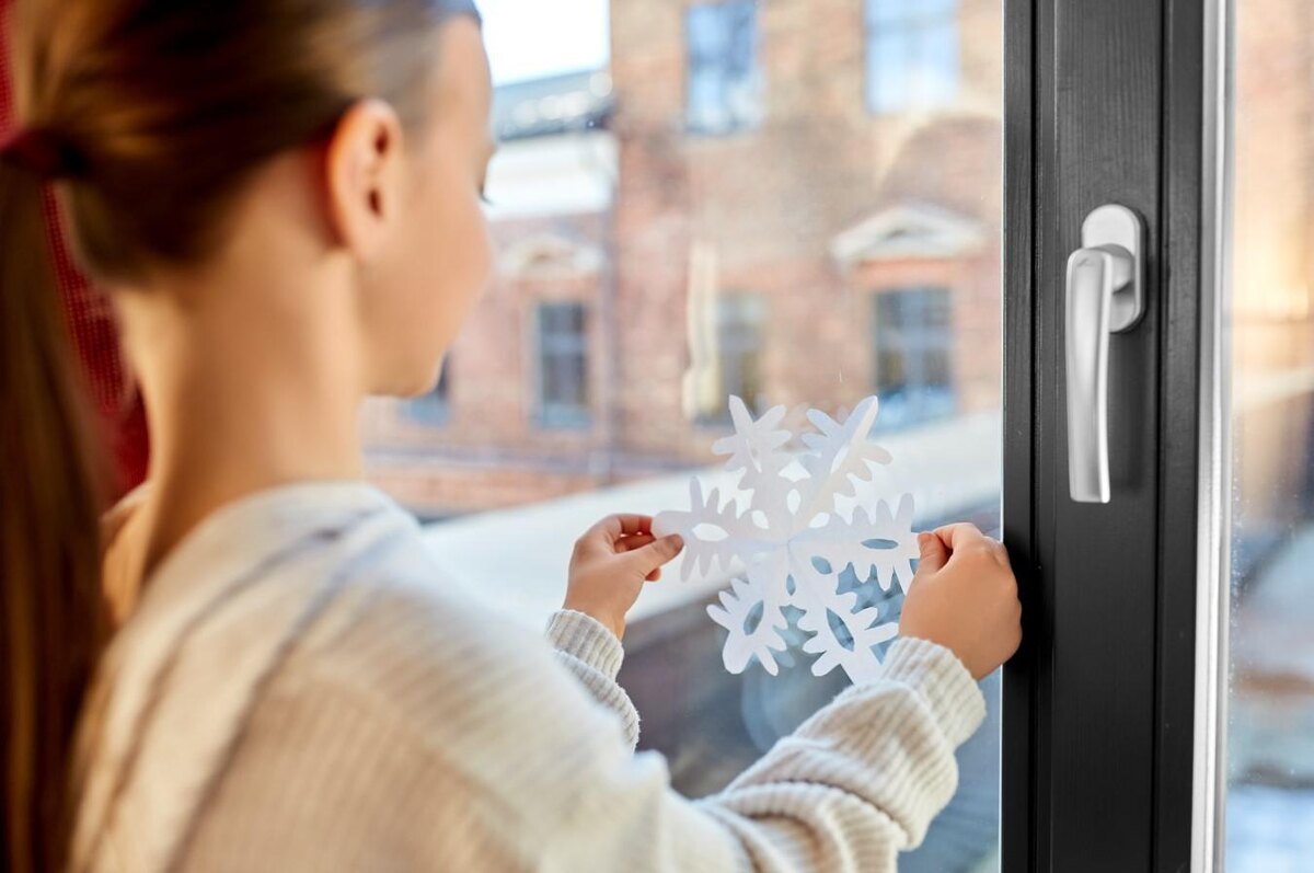 Syda Productions / Shutterstock / FOTODOM📷Вырезки из бумаги помогают создать праздничную атмосферу